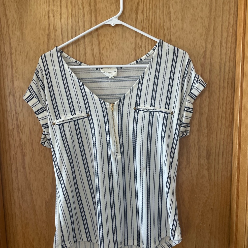 Vince Camuto Gray and White Fitted V-Neck Blouse
